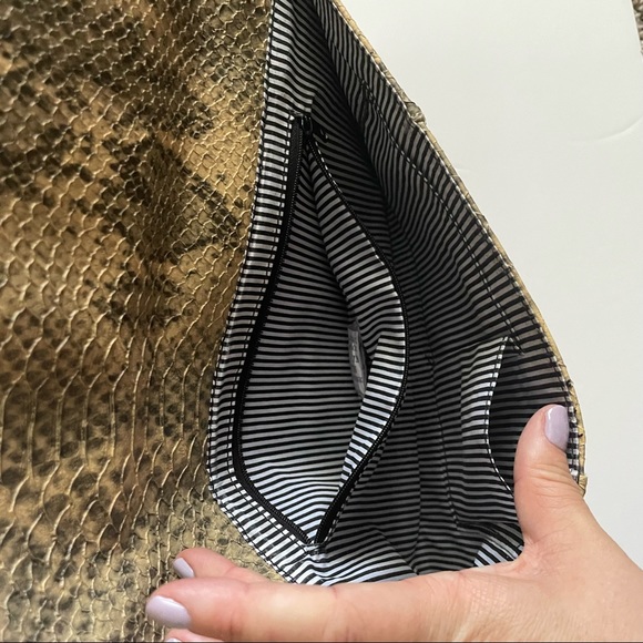 NWOT Urban Expressions Tan & Grey Snake Skin print embossed envelope clutch - Picture 5 of 7